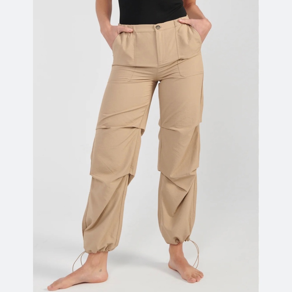 Find Me Now NWT Orion cargo lightweight khaki color women’s size XS